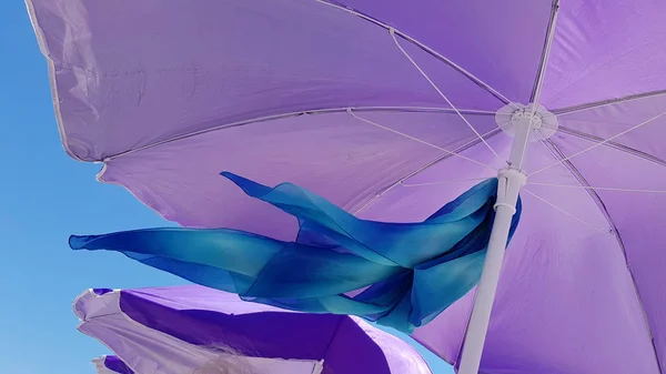 Ambiente Vacaciones Con Paraguas Coloridos Cielo Azul — Foto de Stock
