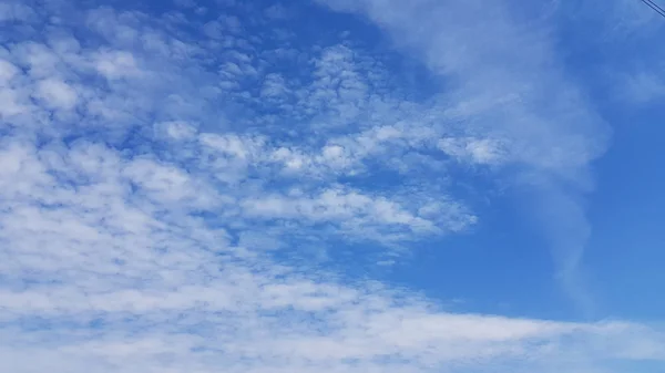 Felhőtáj Bolyhos Felhőkkel Kék Égen — Stock Fotó