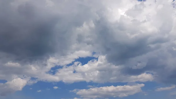 Wolkenlandschaft Mit Flauschigen Wolken Blauen Himmel — Stockfoto