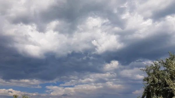 Wolkendek Met Pluizige Wolken Blauwe Lucht — Stockfoto