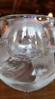 Buz küpleriyle doldurulmuş cam parçaları.