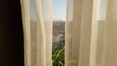 Gölge ve ışıkla penceredeki perdelerin görüntüsü