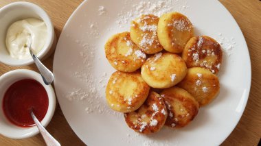 Ekşi krema ve reçelle servis edilen krep.