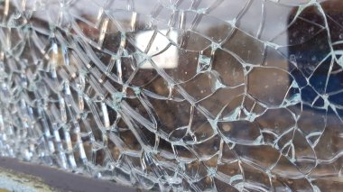 Kırık camlar ve küçük çatlaklar.
