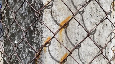Metalik ızgaralı eski beton duvar
