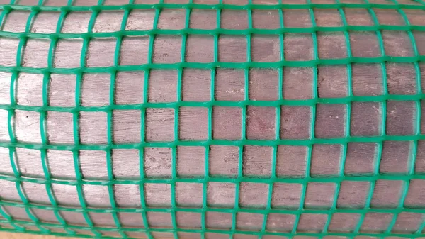 Κλείσιμο Του Σωλήνα Που Καλύπτεται Από Πράσινο Πλαστικό Πλέγμα — Φωτογραφία Αρχείου