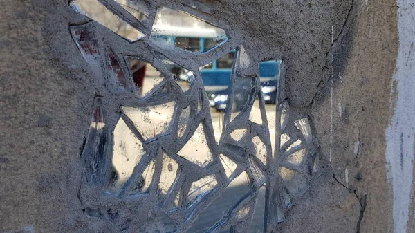 Weathered House Wall Cracked Mirror Pieces — Stock Photo, Image