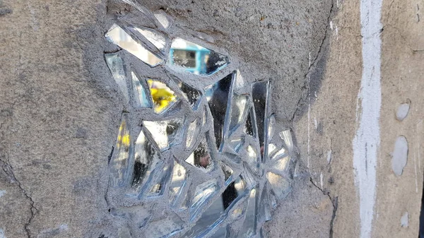 Kırık Ayna Parçalarıyla Yıpranmış Duvarı — Stok fotoğraf