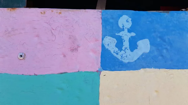 Kare Desenli Çapa Sembollü Renkli Duvar — Stok fotoğraf