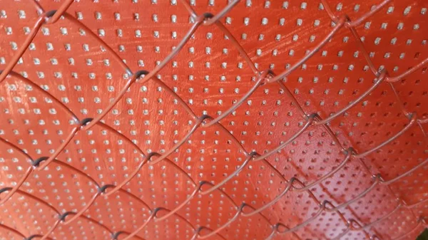 Izgaralı Kırmızı Metalik Çit — Stok fotoğraf