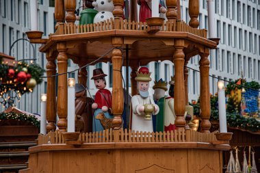 Berlin, Almanya - 12 Kasım 2018: Alexanderplatz 'daki Noel Piramidi.
