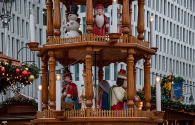 Berlin, Almanya - 12 Kasım 2018: Alexanderplatz 'daki Noel Piramidi.