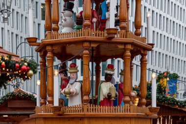 Berlin, Almanya - 12 Kasım 2018: Alexanderplatz 'daki Noel Piramidi.