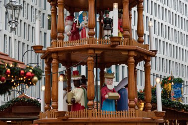 Berlin, Almanya - 12 Kasım 2018: Alexanderplatz 'daki Noel Piramidi.
