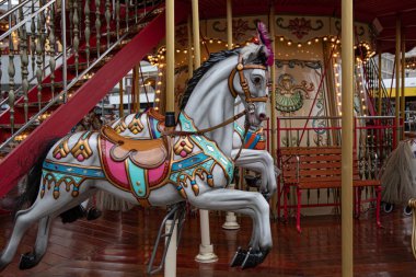 Berlin, Almanya - 12 Kasım 2018: Alexanderplatz 'daki Noel pazarında atlıkarınca.