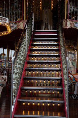 Berlin, Almanya - 12 Kasım 2018: Alexanderplatz 'daki Noel pazarında atlıkarınca.