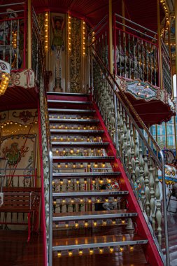 Berlin, Almanya - 12 Kasım 2018: Alexanderplatz 'daki Noel pazarında atlıkarınca.