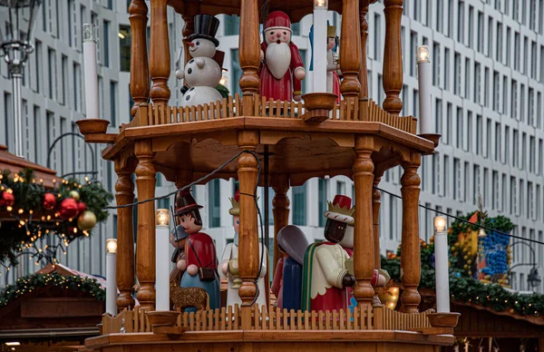 Berlin, Almanya - 12 Kasım 2018: Alexanderplatz 'daki Noel Piramidi.