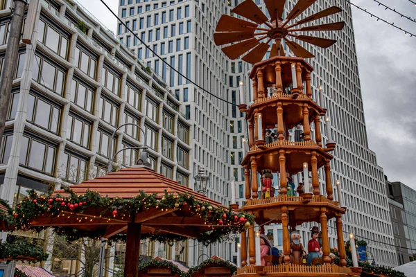 Berlin Niemcy Listopada 2018 Piramida Bożonarodzeniowa Jarmarku Bożonarodzeniowym Alexanderplatz — Zdjęcie stockowe