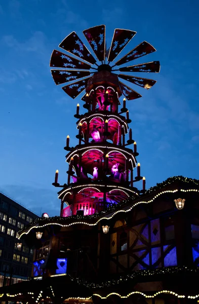 Berlin Niemcy Listopada 2018 Piramida Bożonarodzeniowa Jarmarku Bożonarodzeniowym Alexanderplatz — Zdjęcie stockowe
