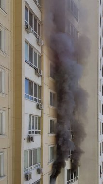 Yanan bir apartman dairesinin devasa siyah dumanı. Protestolarda kundaklama sonucu kaza.