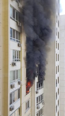 Pencere inşa eden siyah dumanlı alevli bir ateş. Protestolarda kundaklama sonucu kaza.