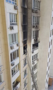 Yangın söndürme merdivenleri bina yangınından sonra siyah dumanla pencereye. Protestolarda kundaklamaya bağlı kazalar