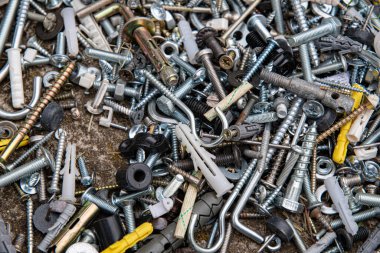 Birçok donanım cıvata ve fındık düz yatıyordu. Metal iş aletleri yakın çekim. Babalar Günü için soyut endüstriyel geçmiş