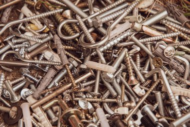 Bronz filtre fotoğraf grunge metal cıvatalar ve fındık düz yatıyordu. Çalışma araçları yakın çekim. Babalar Günü için soyut endüstriyel geçmiş