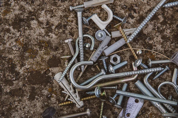 Roestige Metalen Stalen Bouten Moeren Haken Deuvels Grunge Stenen Ondergrond — Stockfoto