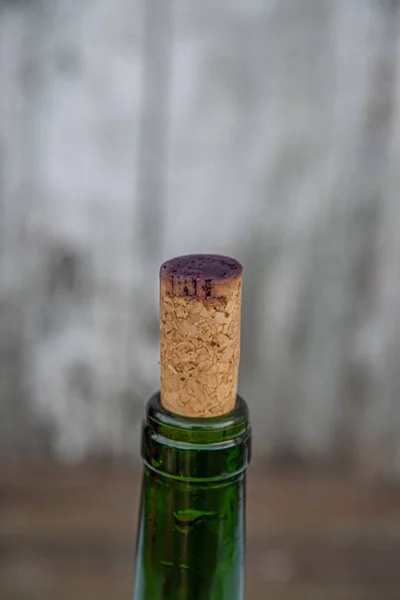 Closeup Rolha Cortiça Vinho Manchado Por Vinho Tinto Escuro Gargalo — Fotografia de Stock