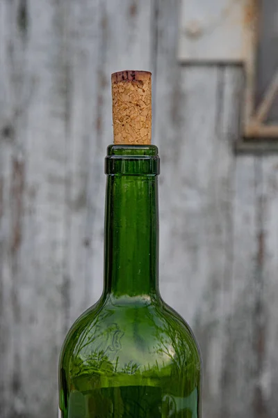 Widok Boczny Wąskiego Gardła Wina Zamknięte Naturalną Teksturowaną Korkową Zatyczką — Zdjęcie stockowe