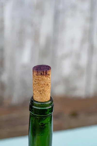 Wina Wąskie Gardło Zamknięte Korkowym Korkiem Zabarwionym Ciemnoczerwonym Winem Zielona — Zdjęcie stockowe