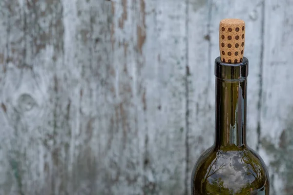 Cortiça Vinho Pontilhada Cima Garrafa Vidro Verde Fundo Madeira Desfocado — Fotografia de Stock