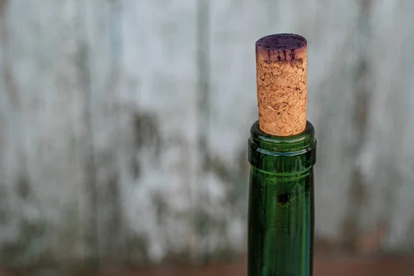 Transparent Grön Glasflaskhals Försluten Med Korkpropp Våt Mörklila Rött Vin — Stockfoto