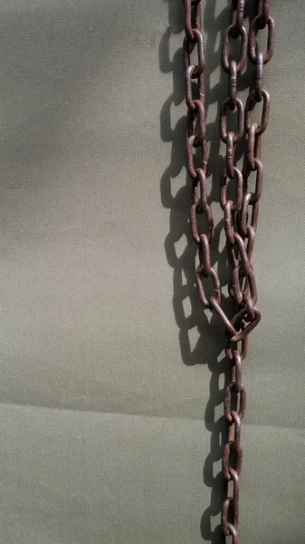 Detailní Záběr Starých Rezavých Kovových Řetězů Hrubém Textilním Pozadí Jasném — Stock fotografie
