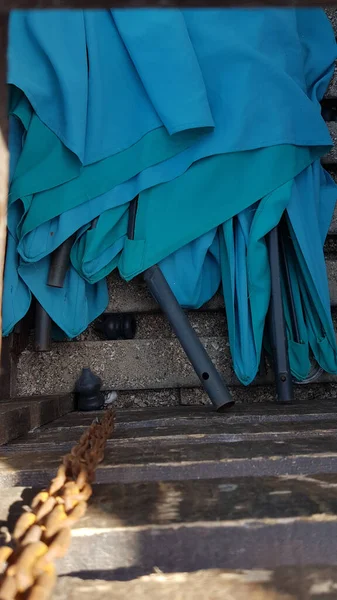 Foco Fundo Com Guarda Sóis Tecido Azul Empilhados Dentro Velha — Fotografia de Stock