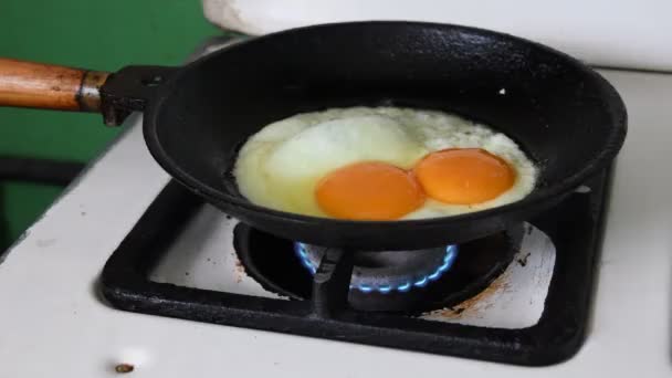 Preparação de ovo frito para o café da manhã na cozinha rústica — Vídeo de Stock