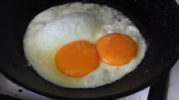 Preparação de ovo frito quente na velha frigideira fundida para o café da manhã — Vídeo de Stock