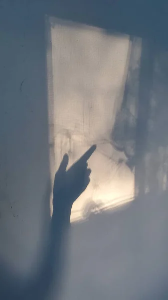 Verschwommene Schatten Der Handsilhouette Mit Dem Zeigefinger Auf Fensterprojektion Und — Stockfoto