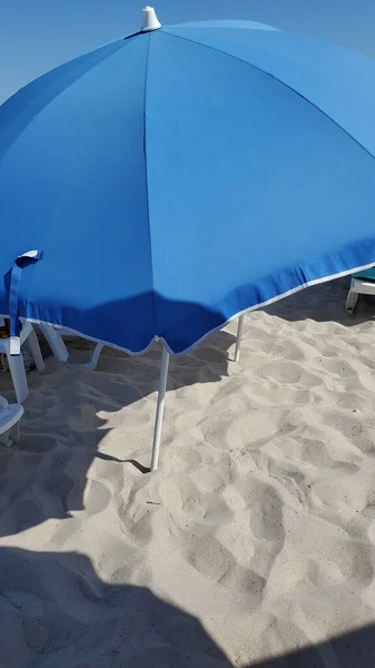 Sunshade Azul Areia Clara Praia Meio Dia Ensolarado Geometria Praia — Fotografia de Stock