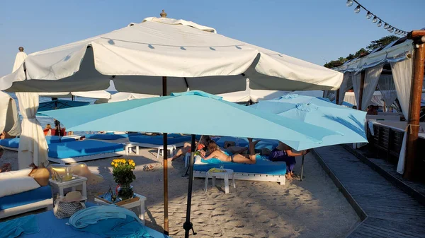 Des Parasols Des Parasols Bleus Blancs Sur Sable Plage Propre — Photo