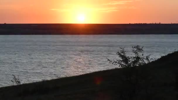 Tramonto sulla riva dell'estuario con acqua salata increspata — Video Stock