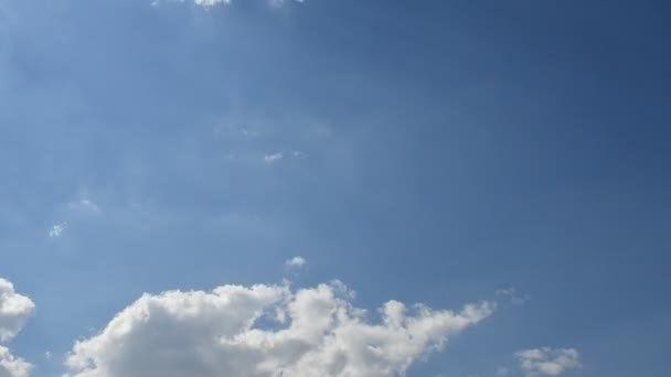 Białe puszyste chmury lecące na błękitnym niebie. Upływ czasu wietrznej letniej pogody — Wideo stockowe