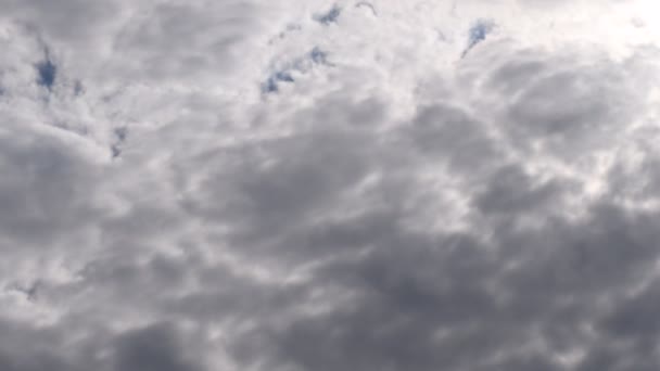 Bolyhos felhők magasan az égen, lassan mozognak. — Stock videók