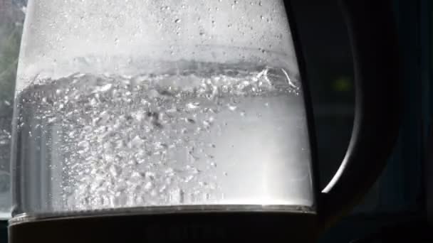 Пузырьки кипящей воды в старом прозрачном чайнике — стоковое видео
