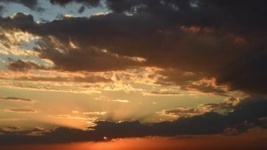 Günbatımının zaman atlamasının kırmızı turuncu bulutu. Akşamları gün batımında koyu mor dramatik gökyüzü