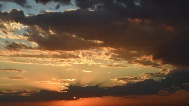 Vörös narancssárga felhő a naplemente időeltolódásáról. Sötét lila drámai ég napnyugtakor este — Stock videók