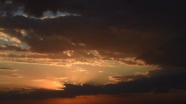 Gün batımının kırmızı turuncu bulutu. Akşamları gün batımında koyu mor dramatik gökyüzü