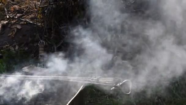 Flou de fumée du feu dans la grille de charbon de bois sur fond rustique — Video